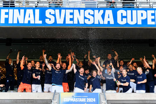 Malmö FFs spelare jublar med pokalen