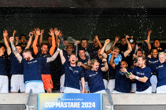 Malmö FFs spelare jublar med pokalen