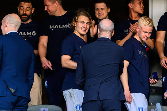 Malmö FFs Sebastian Nanasi tar emot guldmedalj från