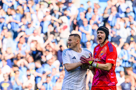 Djurgårdens Piotr Johansson och målvakt Jacob Widell