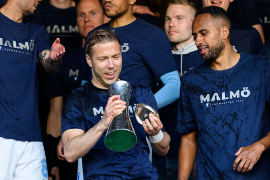 Malmö FFs Anton Tinnerholm med pokalen