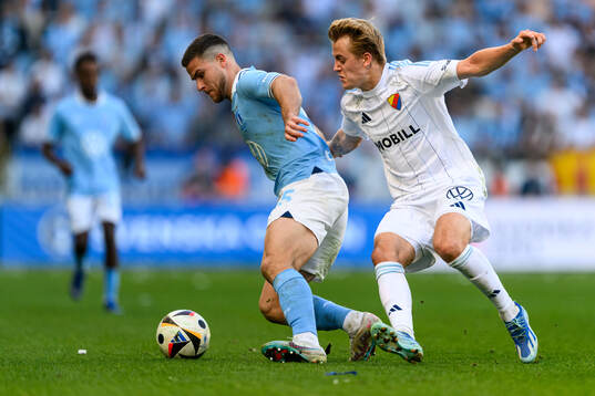 Malmö FFs Gabriel Dal Toe Busanello och Djurgårdens Oskar