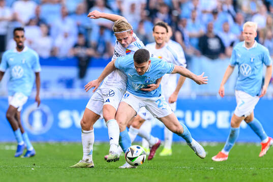 Djurgårdens Tobias Gulliksen och Malmö FFs Gabriel Dal