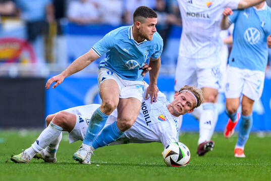 Djurgårdens Tobias Gulliksen och Malmö FFs Gabriel Dal