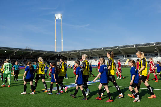 Spelarna på väg in för line up innan finalen i Svenska