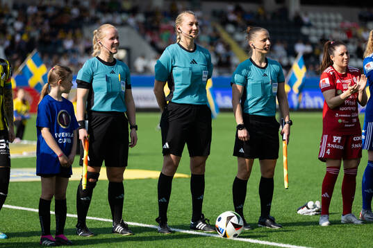 assisterande domare Emelie Elfstrand, domare Tess Olofsson