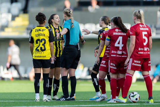 Häckens Rusul Rosa Kafaji får ett gult kort av domare