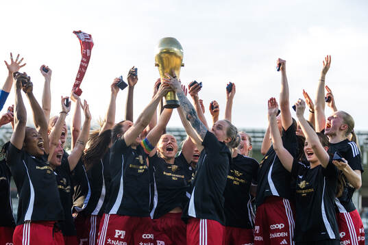 Piteås spelare jublar med pokalen