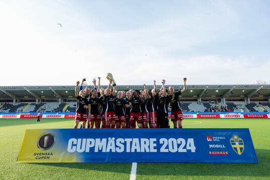 Piteås spelare jublar med pokalen