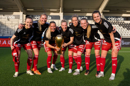 Piteås spelare jublar med pokalen