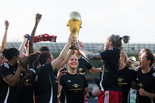 Piteås spelare jublar med pokalen