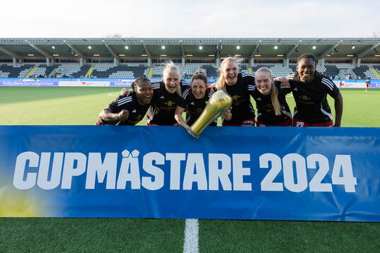 Piteås spelare jublar med pokalen