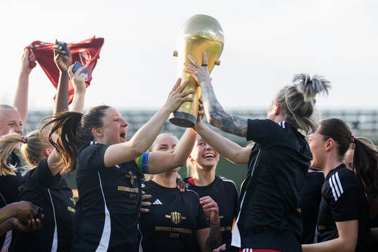 Piteås spelare jublar med pokalen