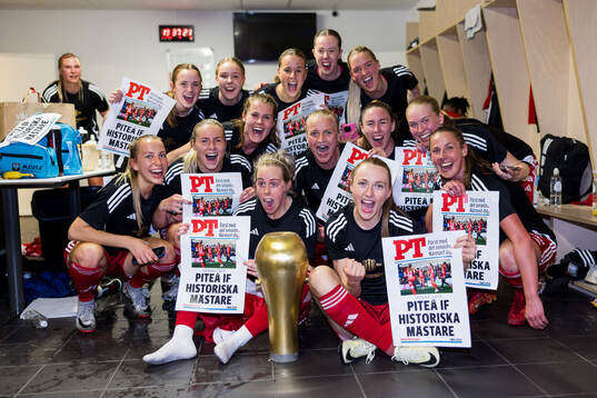 Piteås spelare jublar i omklädningsrummet