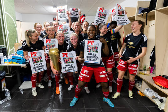 Piteås spelare jublar i omklädningsrummet