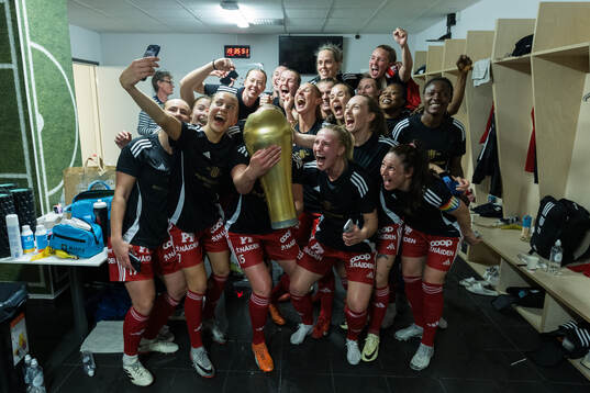 Piteås spelare jublar i omklädningsrummet