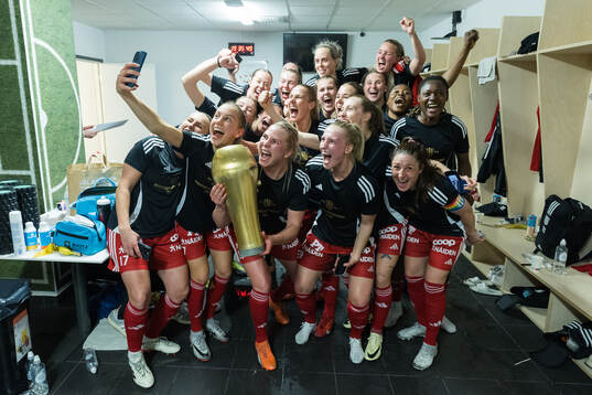 Piteås spelare jublar i omklädningsrummet