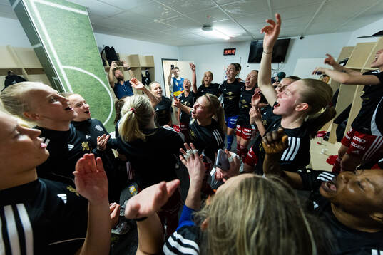 Piteås spelare jublar i omklädningsrummet