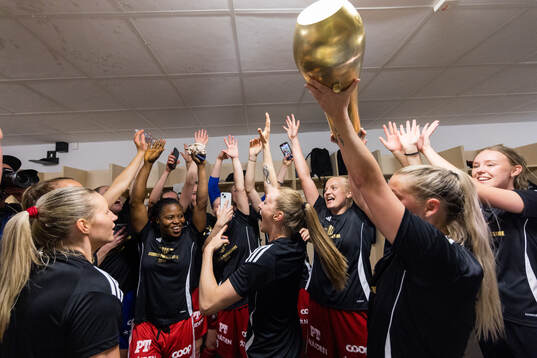 Piteås spelare jublar i omklädningsrummet