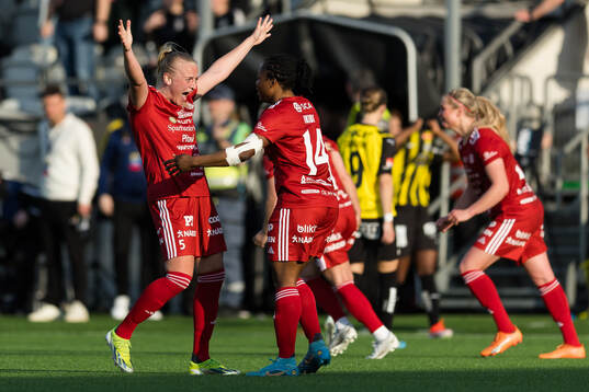Piteås Wilma Carlsson och Faith Ikidi Michael jublar