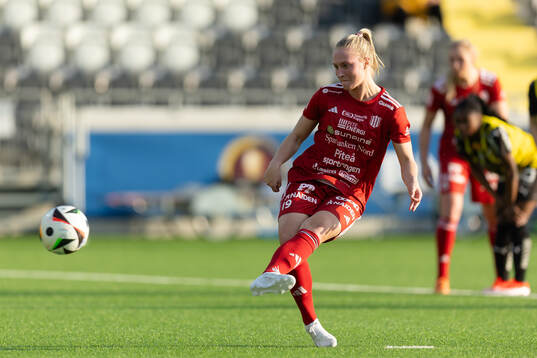 Piteås Emma Viklund skjuter det avgörande 0-1 målet på
