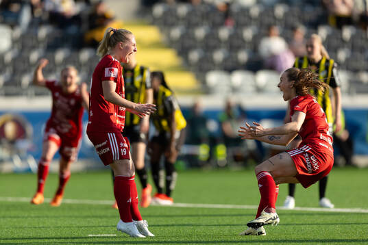 Piteås Emma Viklund jublar ihop med Ásla Johannesen