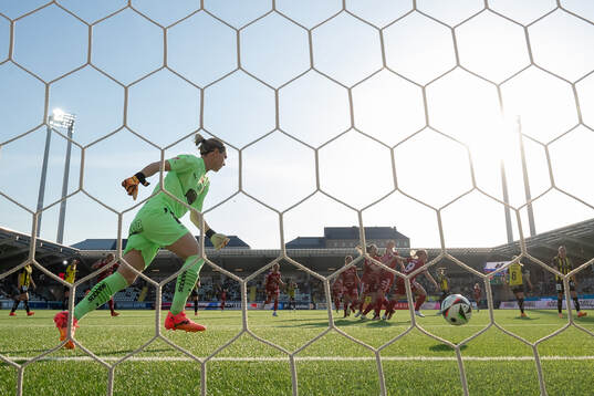 Piteås Emma Viklund skjuter det avgörande 0-1 målet på