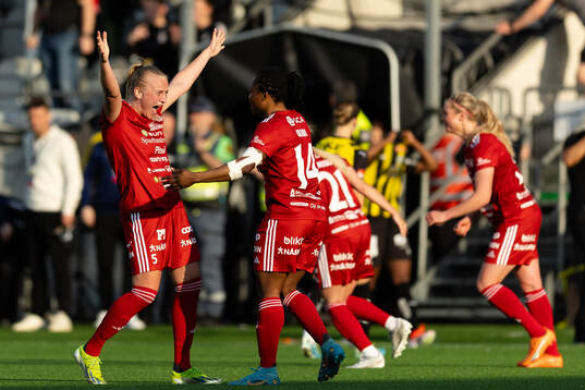 Piteås Wilma Carlsson och Faith Ikidi Michael jublar
