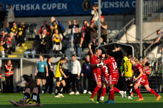 Piteås Wilma Carlsson och Faith Ikidi Michael jublar