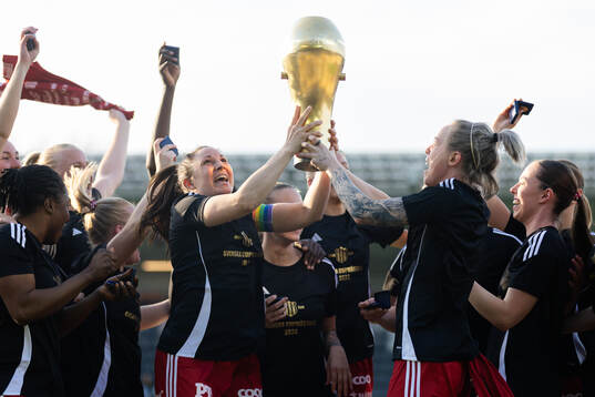 Piteås Josefin Johansson och Cecilia Edlund  jublar med