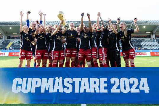 Piteås spelare jublar med pokalen