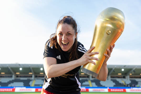 Piteås Josefin Johansson jublar med pokalen