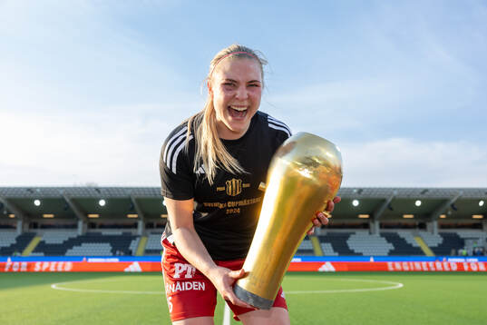 Piteås Ellen Löfqvist jublar med pokalen