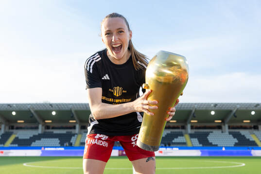 Piteås Ásla Johannesen jublar med pokalen