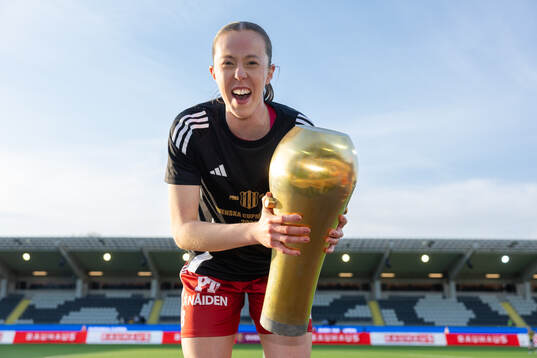 Piteås Emma Åström jublar med pokalen