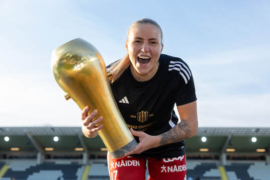 Piteås Selina Henriksson jublar med pokalen