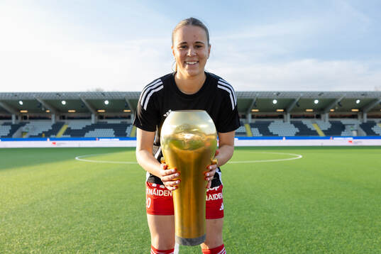Piteås Matilda Ekblom jublar med pokalen