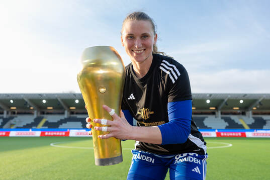 Piteås målvakt Samantha Leshnak Murphy  jublar med pokalen