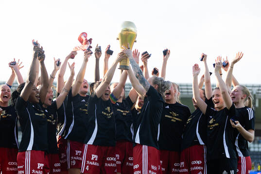 Piteås spelare jublar med pokalen
