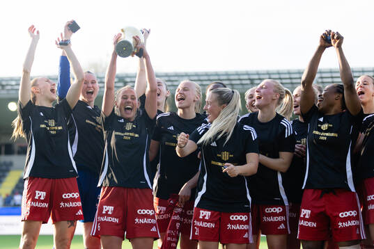 Piteås spelare jublar med pokalen