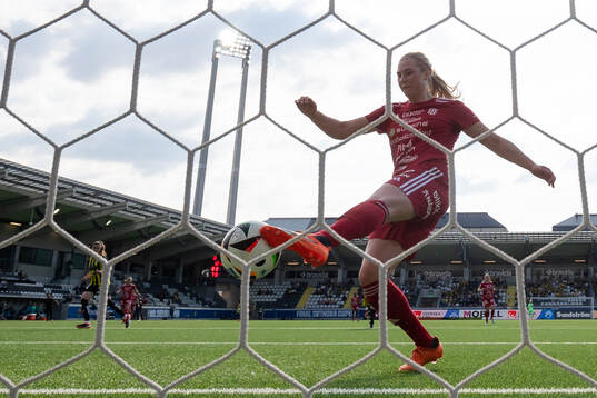 Piteås Ellen Löfqvist räddar en boll på mållinjen
