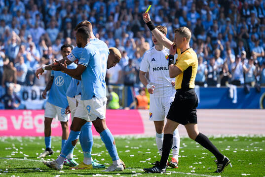 Djurgårdens Besard Sabovic (ej i bild) får ett gult kort