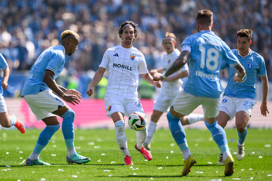 Djurgårdens Gustav Wikheim mot Malmö FFs Derek Cornelius