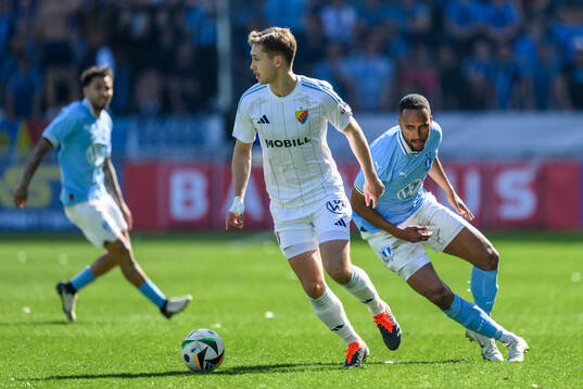 Djurgårdens Miro Tenho och Malmö FFs Isaac Thelin