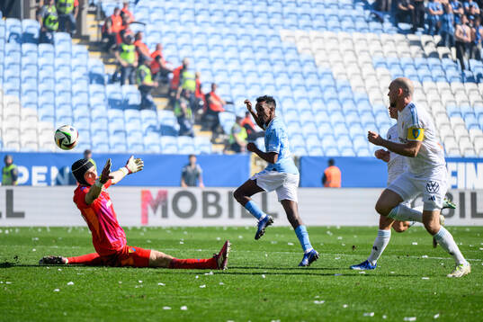 Malmö FFs Taha Abdi Ali gör 1-0 på Djurgårdens målvakt