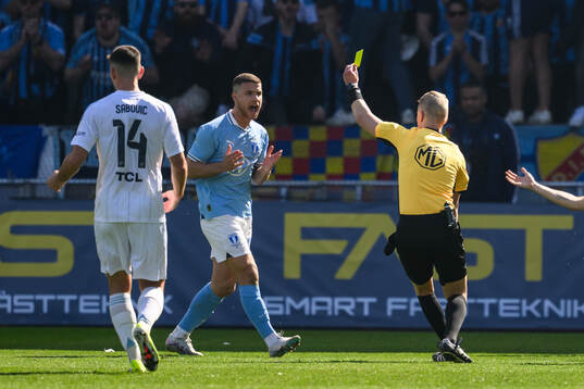Malmö FFs Gabriel Dal Toe Busanello får ett gult kort av