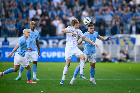 Malmö FFs Gabriel Dal Toe Busanello och Djurgårdens Oskar