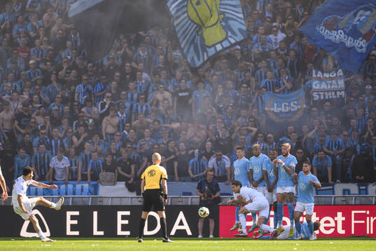 Djurgårdens Albin Ekdal och Malmö FFs spelare i muren