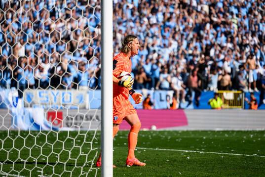 Malmö FFs målvakt Johan Dahlin jublar