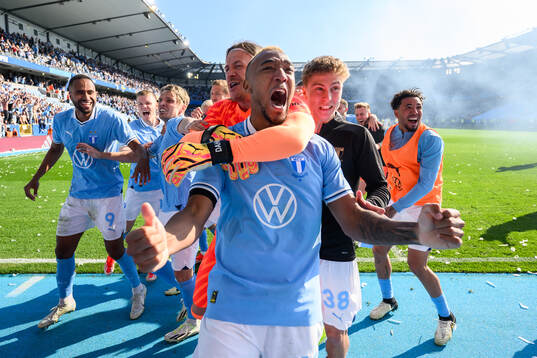 Malmö FFs målvakt Johan Dahlin och Derek Cornelius jublar
